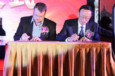 Signature contrat Oenoteam et Xixia King Winery
