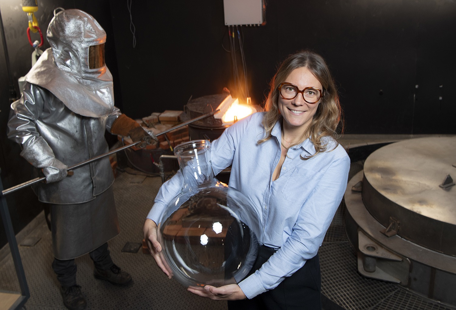 France, Gironde (33), Saint-Médard-d'Eyrans, Marie PAETZOLD Directrice Générale de la société Wineglobe, Famille Paetzold, Fabrication des Wineglobes, le verre comme matériau des contenants d’élevage du vin // France, Gironde (33), Saint-Médard-d'Eyrans, Marie PAETZOLD Managing Director of Wineglobe, Paetzold family, Manufacture of Wineglobes, glass as a material for wine-ageing containers