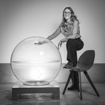 France, Gironde (33), Saint-Médard-d'Eyrans, Marie PAETZOLD Directrice Générale de la société Wineglobe, Famille Paetzold, Fabrication des Wineglobes, le verre comme matériau des contenants d’élevage du vin // France, Gironde (33), Saint-Médard-d'Eyrans, Marie PAETZOLD Managing Director of Wineglobe, Paetzold family, Manufacture of Wineglobes, glass as a material for wine-ageing containers