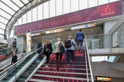Die ProWein in Düsseldorf ist die international führende Fachmesse für Weine und Spirituosen. Vom 10. bis 12. März 2024 präsentieren sich rund 5.400 Aussteller aus 65 Nationen. ProWein in Düsseldorf is the world’s leading trade fair for wine and spirits, and is the largest industry platform for professionals from viticulture, production, trade and gastronomy. From 10 – 12 March 2024 about 5,400 exhibitors from 65 Nations showcase their products.