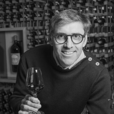 GIRONDE (33) SAINT-JULIEN-BEYCHEVELLE, FRANÇOIS-XAVIER MAROTEAUX PROPRIETAIRE DU CHATEAU BRANAIRE-DUCRU, APPELLATION SAINT-JULIEN, VIGNOBLE BORDELAIS // FRANCE, GIRONDE (33) FRANÇOIS-XAVIER MAROTEAUX OWNER OF SAINT-JULIEN-BEYCHEVELLE, AERIAL VIEW OF THE BRANAIRE-DUCRU CASTLE, SAINT-JULIEN APPELLATION, BORDEAUX VINEYARD