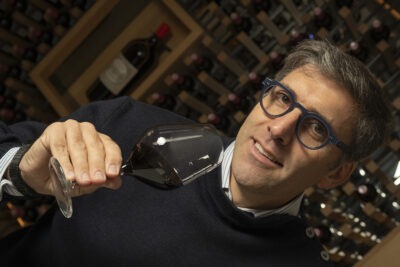 GIRONDE (33) SAINT-JULIEN-BEYCHEVELLE, FRANÇOIS-XAVIER MAROTEAUX PROPRIETAIRE DU CHATEAU BRANAIRE-DUCRU, APPELLATION SAINT-JULIEN, VIGNOBLE BORDELAIS // FRANCE, GIRONDE (33) FRANÇOIS-XAVIER MAROTEAUX OWNER OF SAINT-JULIEN-BEYCHEVELLE, AERIAL VIEW OF THE BRANAIRE-DUCRU CASTLE, SAINT-JULIEN APPELLATION, BORDEAUX VINEYARD