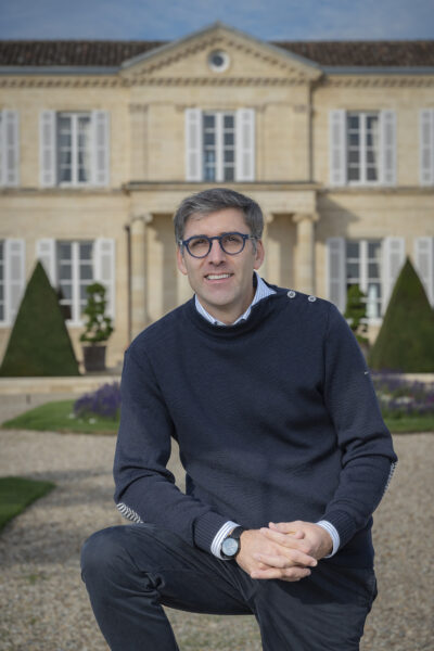 GIRONDE (33) SAINT-JULIEN-BEYCHEVELLE, FRANÇOIS-XAVIER MAROTEAUX PROPRIETAIRE DU CHATEAU BRANAIRE-DUCRU, APPELLATION SAINT-JULIEN, VIGNOBLE BORDELAIS // FRANCE, GIRONDE (33) FRANÇOIS-XAVIER MAROTEAUX OWNER OF SAINT-JULIEN-BEYCHEVELLE, AERIAL VIEW OF THE BRANAIRE-DUCRU CASTLE, SAINT-JULIEN APPELLATION, BORDEAUX VINEYARD