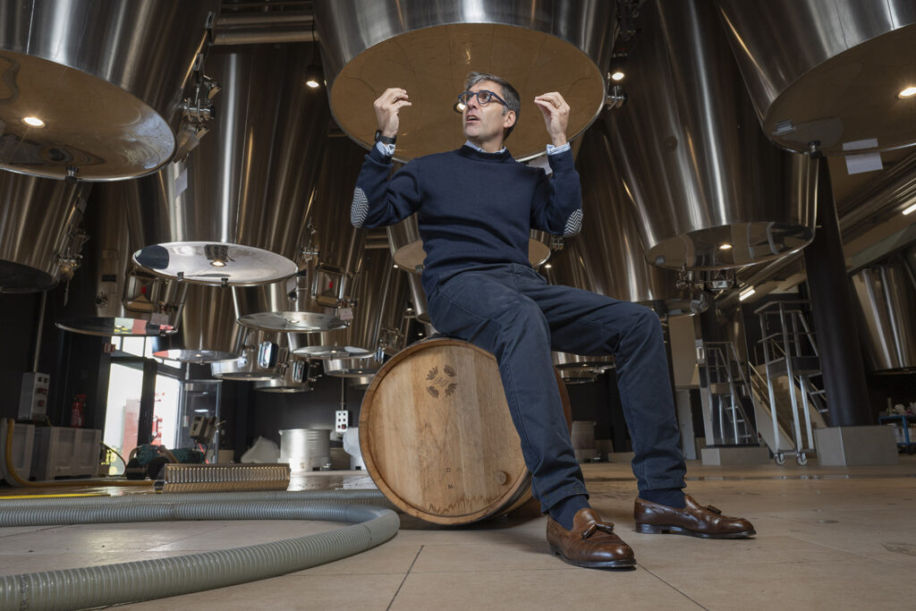 GIRONDE (33) SAINT-JULIEN-BEYCHEVELLE, FRANÇOIS-XAVIER MAROTEAUX PROPRIETAIRE DU CHATEAU BRANAIRE-DUCRU, APPELLATION SAINT-JULIEN, VIGNOBLE BORDELAIS // FRANCE, GIRONDE (33) FRANÇOIS-XAVIER MAROTEAUX OWNER OF SAINT-JULIEN-BEYCHEVELLE, AERIAL VIEW OF THE BRANAIRE-DUCRU CASTLE, SAINT-JULIEN APPELLATION, BORDEAUX VINEYARD
