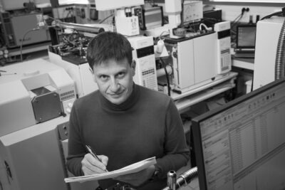 GIRONDE (33) VILLENAVE D'ORNON, AXEL MARCHAL, ENSEIGNANT-CHERCHEUR EN OENOLOGIE A L'ISVV, INSTITUT SUPERIEUR DE LA VIGNE ET DU VIN // FRANCE, GIRONDE (33) VILLENAVE D'ORNON, AXEL MARCHAL, TEACHER-RESEARCHER IN OENOLOGY AT THE ISVV, INSTITUT SUPERIEUR DE LA VIGNE ET DU VIN (HIGHER INSTITUTE OF VINE AND WINE)