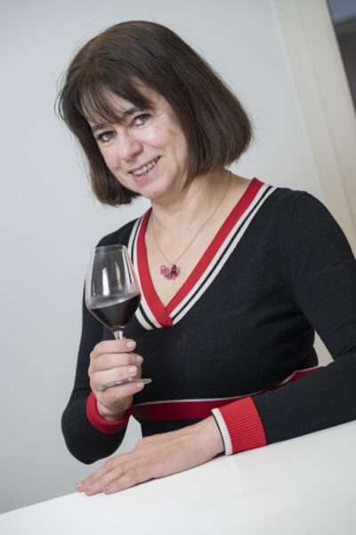 GIRONDE (33) GREZILLAC, MARIE LAURENCE PORTE, OENOLOGUE, LABORATOIRE OENOSENS // FRANCE, GIRONDE (33) GREZILLAC, MARIE LAURENCE PORTE, OENOLOGIST, OENOSENS LABORATORY