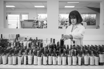 GIRONDE (33) GREZILLAC, MARIE LAURENCE PORTE, OENOLOGUE, LABORATOIRE OENOSENS // FRANCE, GIRONDE (33) GREZILLAC, MARIE LAURENCE PORTE, OENOLOGIST, OENOSENS LABORATORY