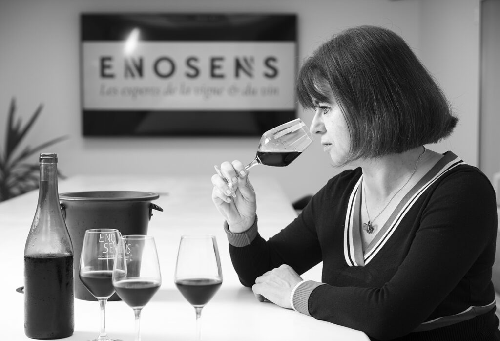 GIRONDE (33) GREZILLAC, MARIE LAURENCE PORTE, OENOLOGUE, LABORATOIRE OENOSENS // FRANCE, GIRONDE (33) GREZILLAC, MARIE LAURENCE PORTE, OENOLOGIST, OENOSENS LABORATORY